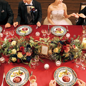 赤を基調とした流しテーブルのコーディネート|千草ホテルの写真(9204893)