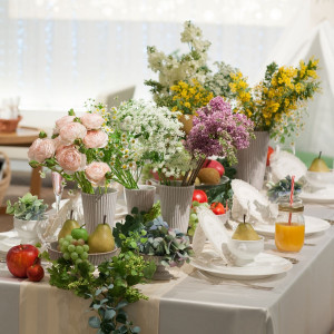 席札もフルーツやお花で可愛いらしいテーブルコーディネート|千草ホテルの写真(9204872)