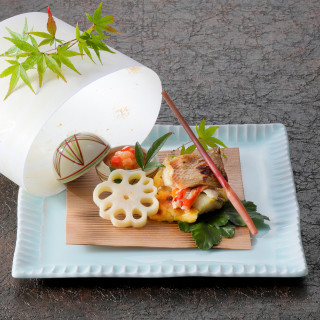 山海の幸に恵まれた九州の食材の持ち味を引き出しながら、料理長が腕によりをかけてお届け。