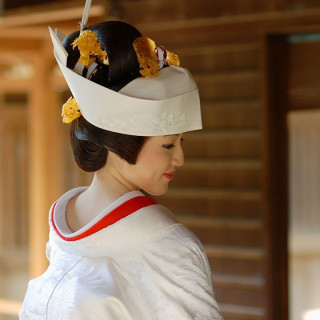 白無垢に合う日本髪を合わせた伝統的な角隠し
