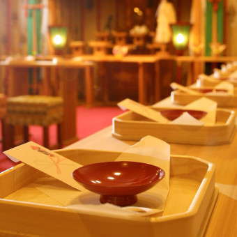 館内の神殿や提携神社での古式ゆかしい厳かな神前式。