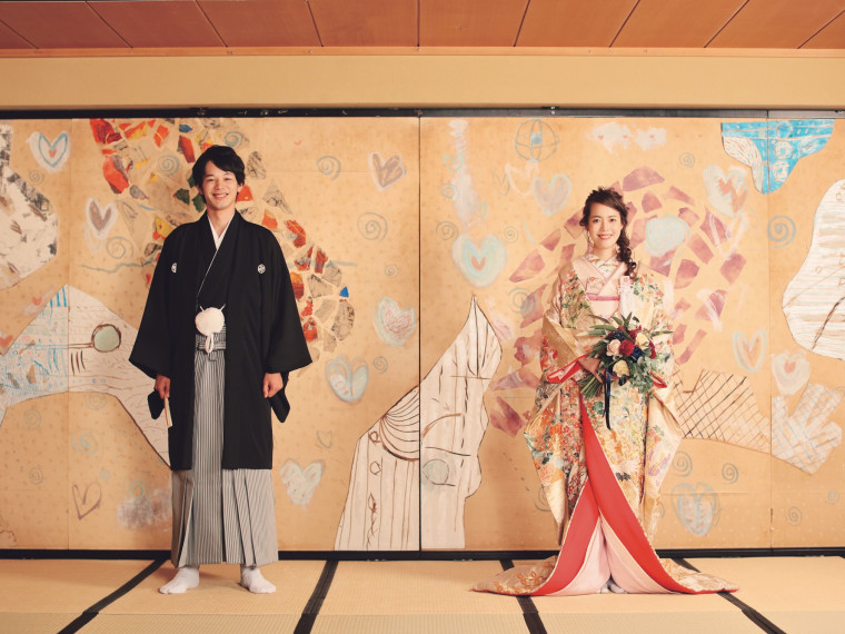 美しい日本古来の伝統の花嫁衣裳と新郎の紋付衣装。