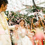 フラダンスショーが行われるステージでの挙式ができるのはハワイアンズだけ!大きな祝福がお二人を包みます。
