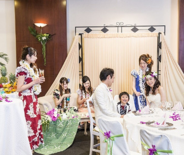 アロハムームーでの結婚式はゲストにも大人気!フォーマルの準備や遠方からのゲストの負担も減って会場も華やかです。