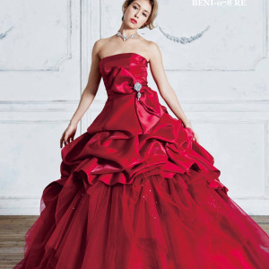 BENI新作ドレス
ラグジュアリーで大人な雰囲気の赤いドレス。
繊細なウエディングドレスからのお色直しでは、ギャップがあって、ゲストさまを驚かせたいかたにおすすめ！|ベルヴィ郡山館の写真(883208)