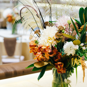使用するお花が違うだけで、テーブルの印象がガラっと変わります。 黒いクロスと、白いカラーのお花が凛とした都会的なコーディネート。|ベルヴィ郡山館の写真(33927654)