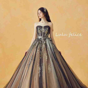 『Lulu felice』の新作ドレス。華やかにあしらった グリッターが印象的。 大人可愛いアースカラードレスで より一層花嫁様を美しく演出します。|ベルヴィ郡山館の写真(8955163)