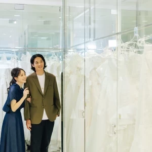 沢山のドレスから、運命の一着を見つけて