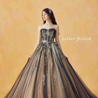 『Lulu felice』の新作ドレス。華やかにあしらった グリッターが印象的。 大人可愛いアースカラードレスで より一層花嫁様を美しく演出します。