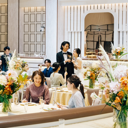 どの席からも新郎新婦を眺められるシアタースタイル。