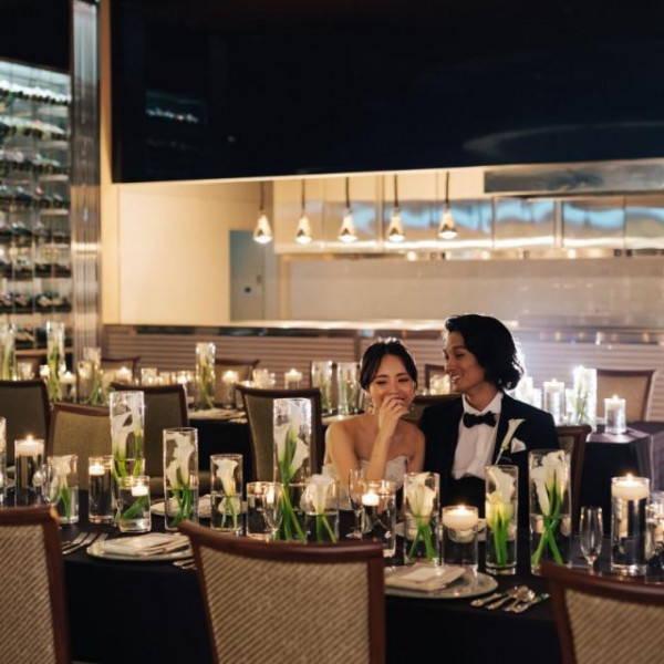 レストランウェディングを思わせるオープンキッチン