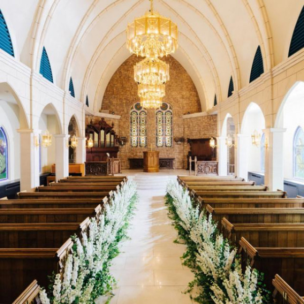 アンティークのステンドグラスが輝く圧倒的なスケールの独立型大聖堂