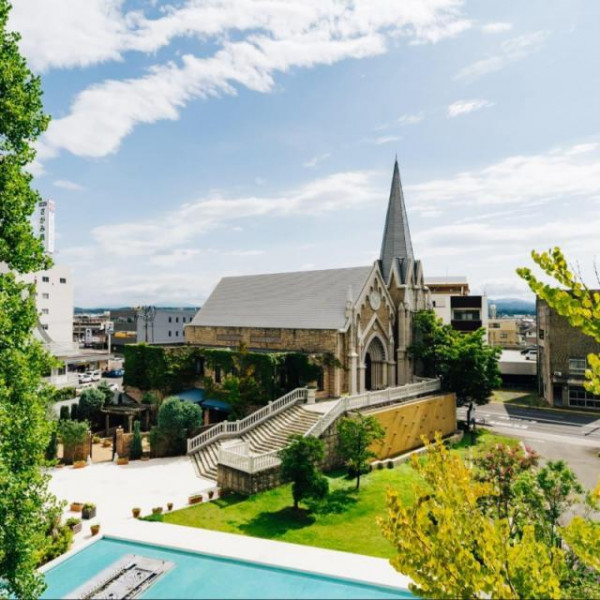 青空にのびる鋭塔がシンボルの聖ステーラ教会