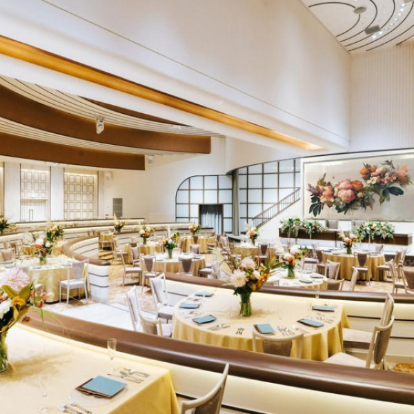 どの席からも新郎新婦を眺められるシアタースタイル