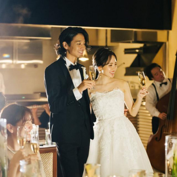 大人の遊び心溢れるシックなオープンキッチン付の会場