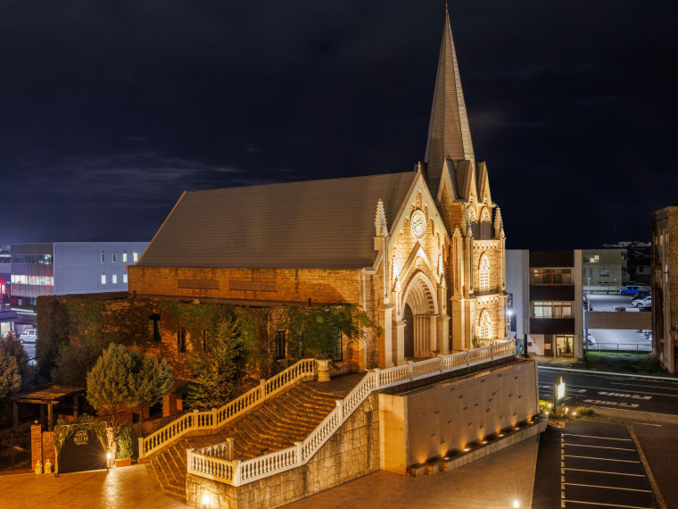 郡山駅から車で10分。空高く伸びるチャペルの三角屋根が目印