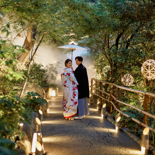 伝統的な花嫁衣装、夜の庭園へお散歩。