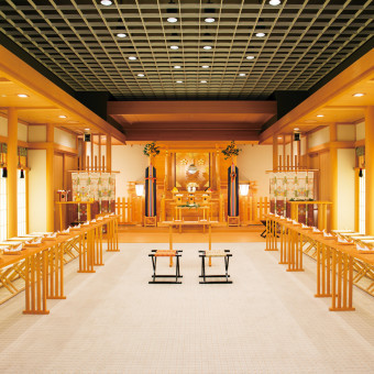 ホテル館内にある『牛天神 北野神社』の分社として建てられた神明造の本格的な「神殿」。