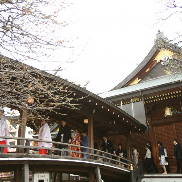 湯島天満宮での神社結婚式は、本殿のご神前で厳粛に行なわれます。