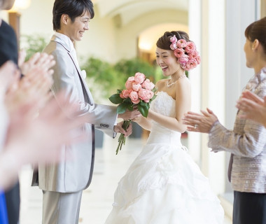 回廊でのセレモニーとしておすすめなのは、「新郎から新婦へ捧げるプロポーズ~ブーケセレモニー」列席者一人ひとりの愛が詰まった花をブーケにし、最愛の花嫁に捧げるプロポーズ。