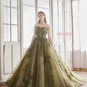 透け感あるソフトチュールのフリルが付いたオーバードレスは二の腕カバーに最適。オーバーブラウスを外すとクリスタルビジューが美しい2WAYデザイン|ラヴィーナ姫路（Wedding Manor House La Viena Himeji）の写真(31148520)