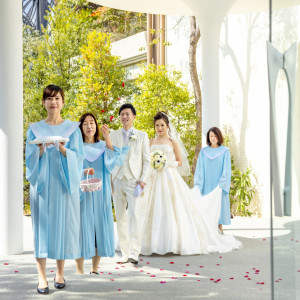 大切な人たちに見守られ一歩一歩感謝と喜びを感じながらチャペルへと歩むプロムナードは、もう一つのバージンロード。|ラヴィーナ姫路（Wedding Manor House La Viena Himeji）の写真(5516687)