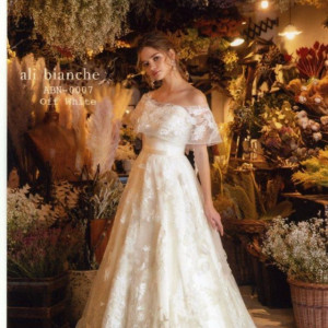 ali biancheのナチュラルなイメージのドレス。ケープとオーバースカートが取り外しできるので印象が変えられるのも魅力です。|ラヴィーナ姫路（Wedding Manor House La Viena Himeji）の写真(25376436)