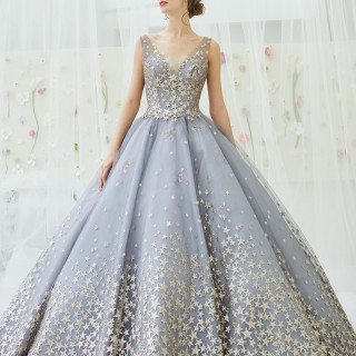 スタードレスと呼ばれているKIYOKO HATA × marryのドレス。 美しいデコルテラインやインポートブランドのように背中も大きく開いたデザイン。