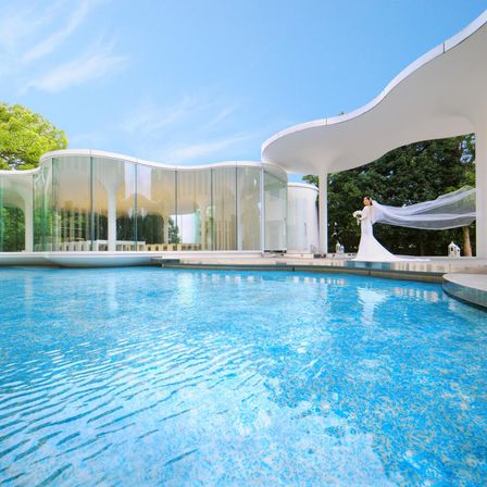 水辺を歩くチャペル入場シーンは注目|ラヴィーナ姫路（Wedding Manor House La Viena Himeji）の写真(45345640)