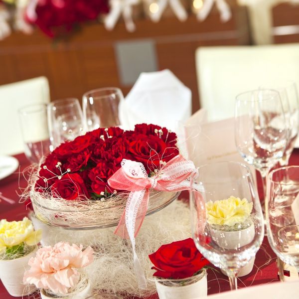 赤いバラの花でのコーディネートはワンランク上の上質さに。|ラヴィーナ姫路(Wedding Manor House La Viena Himeji)の写真(553482)