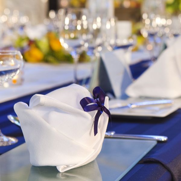 ロイヤルブルーのコーディネートは大人で落ち着いた雰囲気になります。|ラヴィーナ姫路(Wedding Manor House La Viena Himeji)の写真(553469)