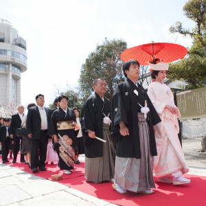 赤いもうせんの上を雅楽生演奏の中、厳かに参進|柿本神社の写真(587142)