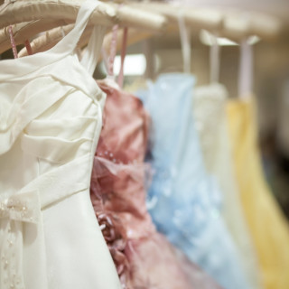 ドレス選びも楽しみの1つ。運命の1着に出会える衣装室も館内に。