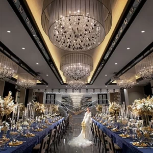 【コンコード】ダブル階段からの再入場やオープンキッチン、大迫力のライティング演出など、お二人の「やりたい！」を詰め込んだ夢の会場。|ウェディングスホテル・ベルクラシック東京の写真(30155400)