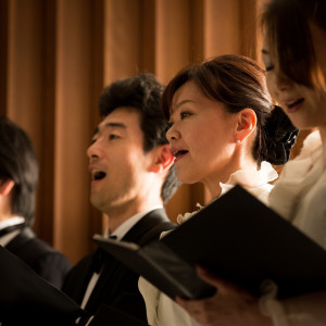 挙式を彩るのは混成四重奏の歌声。その美しさにゲストの緊張も高まります。|ウェディングスホテル・ベルクラシック東京の写真(1835812)