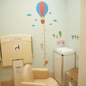 【ミルキールーム】授乳やオムツ交換ができる授乳室を完全個室にてご用意。お子様連れの方も安心してご来館下さい。|ウェディングスホテル・ベルクラシック東京の写真(10641915)