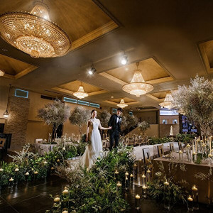 【フィガロ】開放感と設備面を両立した会場。王道のコーディネートに階段からの入場で、主役が輝く一日を演出。|ウェディングスホテル・ベルクラシック東京の写真(30155425)