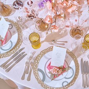 【会場：セレナーデ】ピンクとゴールドであしらわれた装飾は全世代の花嫁からも支持が高い。|ウェディングスホテル・ベルクラシック東京の写真(30229646)