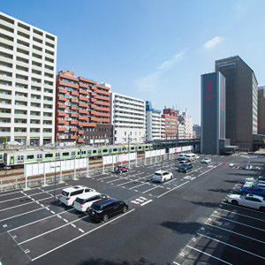 【駐車場】平面、立体駐車場100台無料完備。大型バスも駐車可能なので遠方ゲストも安心。|ウェディングスホテル・ベルクラシック東京の写真(31061409)