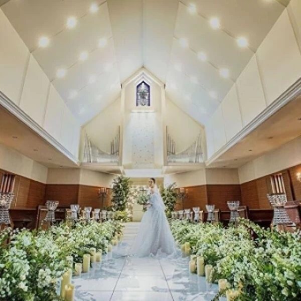 天空のチャペルで一生の誓いを交わす。