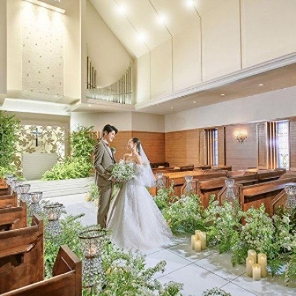 ロングトレーンも美しく見せる全長15mのチャペルにも注目。