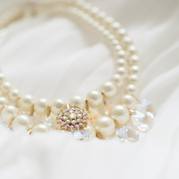 新婦様を輝かせるアクセサリーもお気に入りを選ぼう。|ウェディングスホテル・ベルクラシック東京の写真(882463)