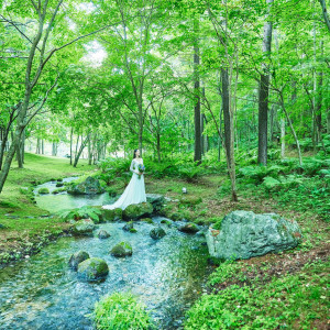 大自然の中で二人らしくナチュラルにロケーションフォト