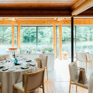 屋内とは思えない開放感の中でパーティを行うことが出来ます|THE NIDOM RESORT WEDDING ニドムリゾートウエディングの写真(55100710)