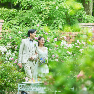 季節の花々に彩られたフラワーガーデンでの人前式もできる空間|THE NIDOM RESORT WEDDING  ニドムリゾートウエディングの写真(43023089)