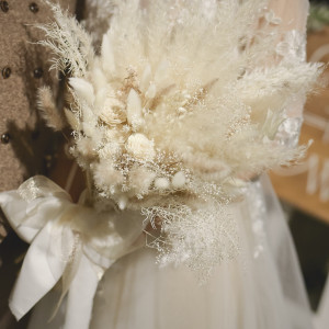 ご新婦様のドレスや雰囲気に合わせてデザインするウエディングブーケ|THE NIDOM RESORT WEDDING  ニドムリゾートウエディングの写真(16741107)