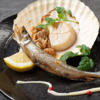 希少な北海道産本ししゃもを炭火でふっくらと帆立貝を殻のまま焼き甘さを引き立てる