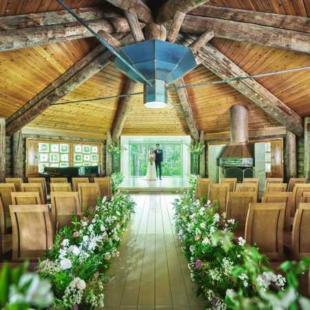 木の宝石とも聖なる木とも呼ばれる最高樹齢700年のフィンランド産シルバーパインを使ってつくり上げた「森彩（もりいろ）の教会」