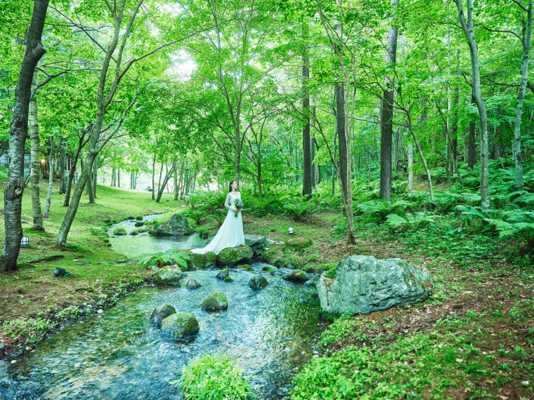 大自然の中で二人らしくナチュラルにロケーションフォト