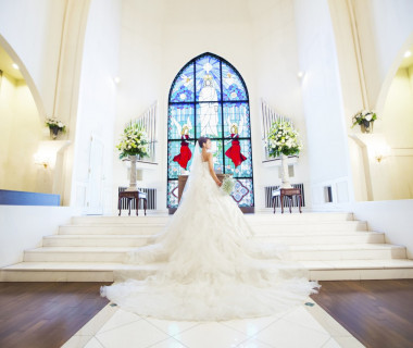 ウェディングドレスのロングトレーンも映える祭壇へと続く階段は、ご新婦様の姿をより美しく輝かせます。